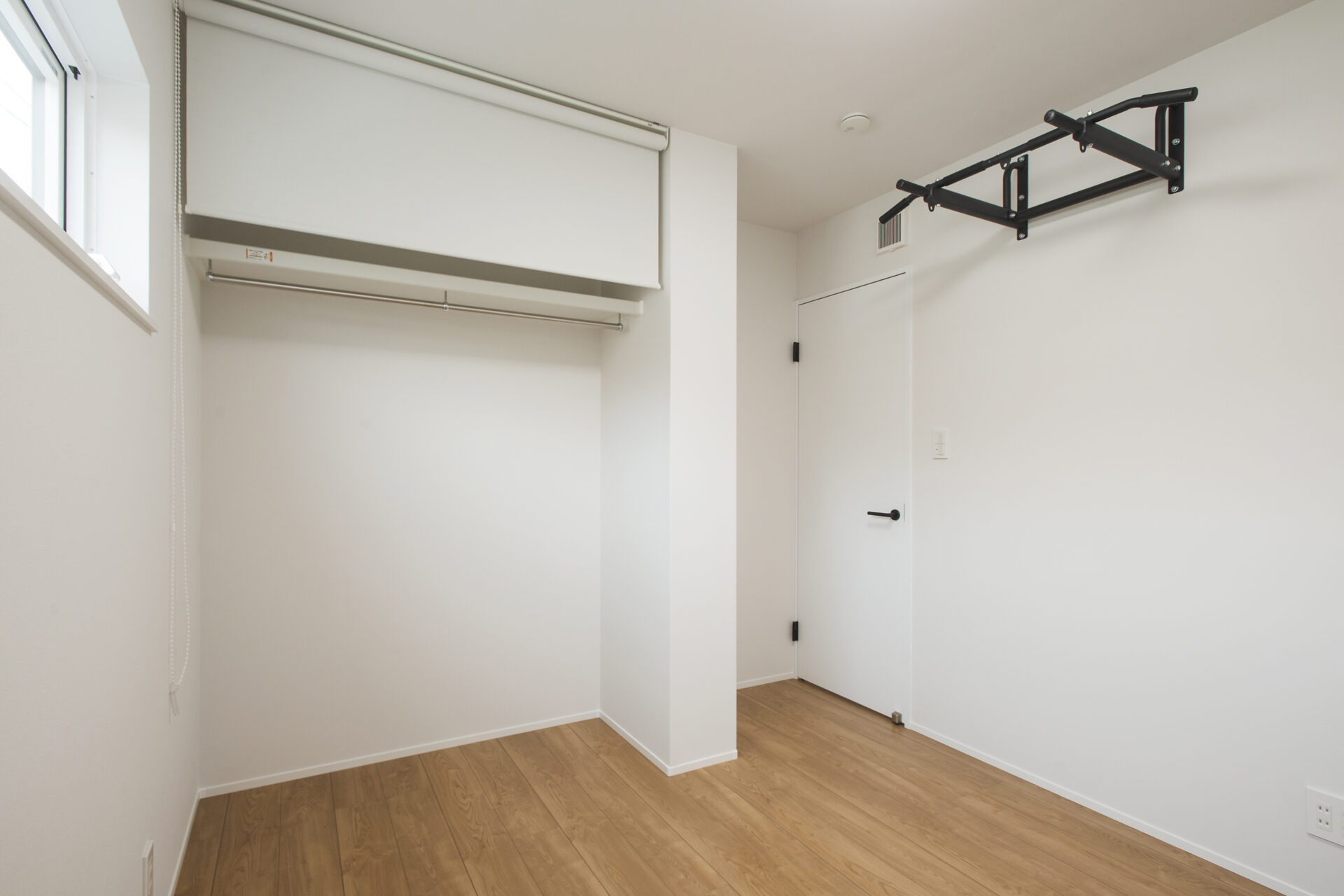 クローゼットにロールスクリーンを採用すると