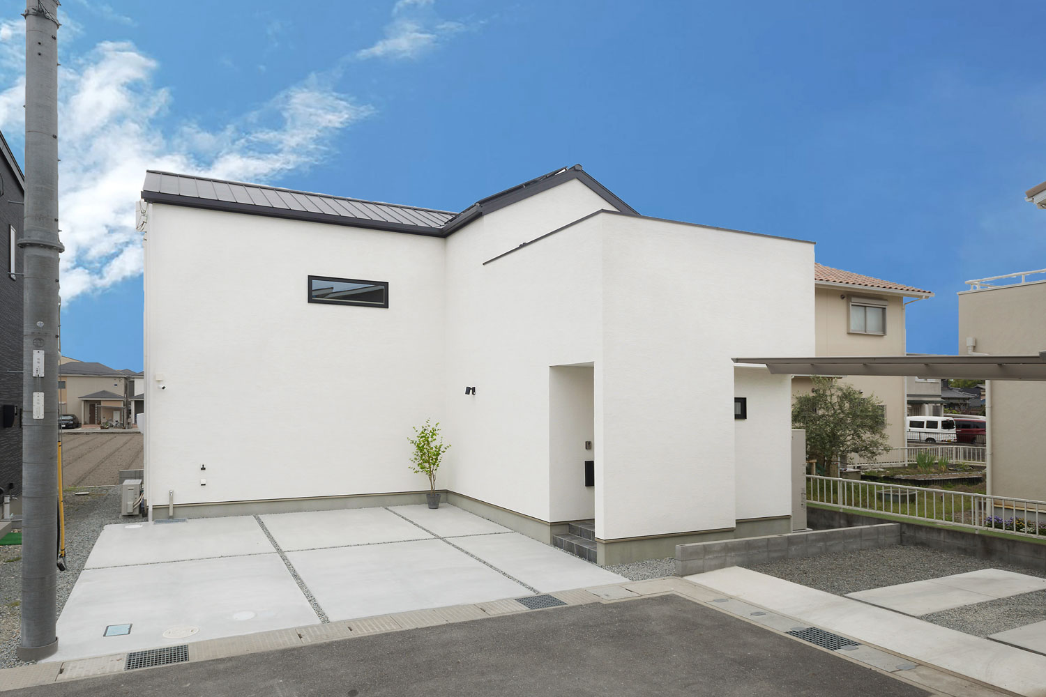 吹き抜けリビングに家族が集う家